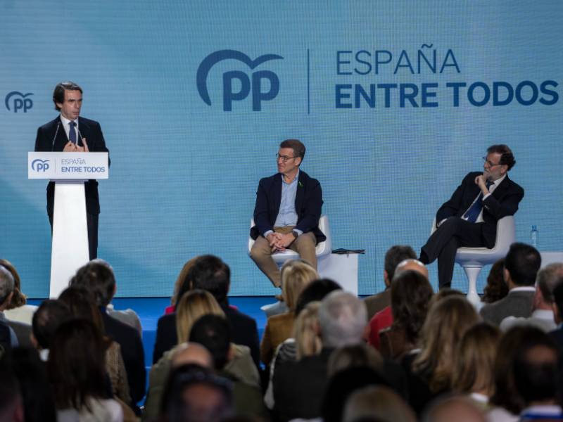 Aznar: «El PSOE se ha convertido en un decorado de cartón piedra»