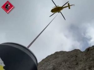 Rescate de dos personas y dos perros en la montaña Maigmó de Agost