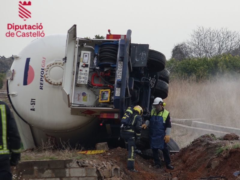 Activado el nivel de emergencia ‘situación 0 tipo 2’ tras volcar un camión en Xilxes con un herido