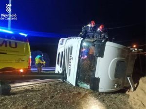 Vuelca un camión cargado de cereales en Almenara