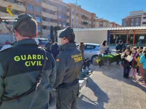 La Guardia Civil exhibe sus medios en colegios de la provincia de Castellón