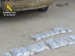 Pillado en Alicante con más de 23 kilos de hachís ocultos en el parachoques para embarcar a Ibiza Pillado en Alicante con más de 23 kilos de hachís ocultos en el parachoques para embarcar a Ibiza