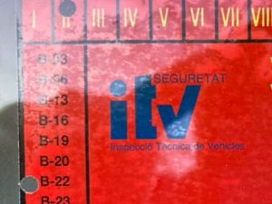 Vehículo estacionado sin ITV ¿Pueden multarme?