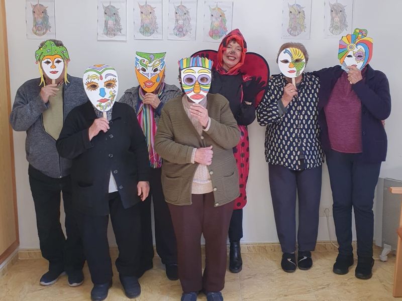 Las personas mayores de La Serratella celebran el Carnaval 2023