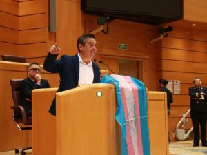 Mulet (Compromís) celebra en el Senado con la bandera ‘trans’, la Ley para la Igualdad