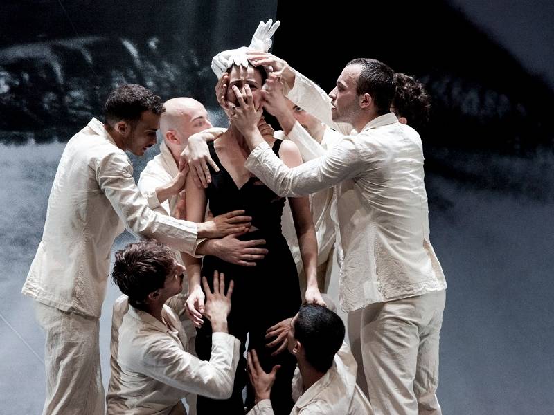 ‘Manta Ray’ llena de danza el Teatro Principal de Castelló