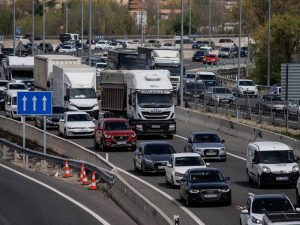 Dos accidentes causan atascos en la A-7 y la V-21 al inicio de la Operación Salida de Semana Santa