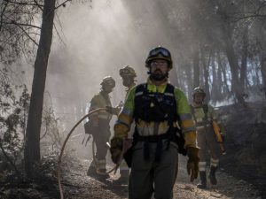 Cuatro carreteras cortadas y controles en accesos por el incendio de Villanueva de Viver – Castellón