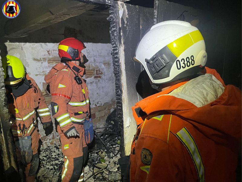 Siete personas heridas, tres de ellas policías, en un incendio en Torrent