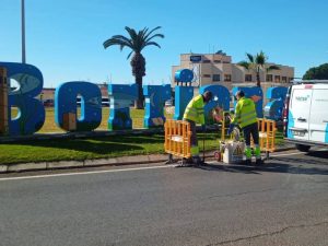 Pintura insecticida entre los tratamientos de desratización y desinsectación del alcantarillado de Burriana-Castellón