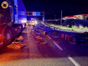 Colisión de camiones en Xeraco: un herido leve y cajas de colmenas de abejas volcadas en la N-332