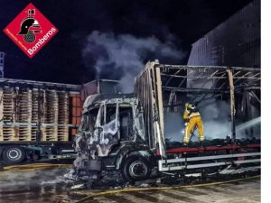 Dos camiones y un remolque calcinados en una fábrica de Ibi – Alicante