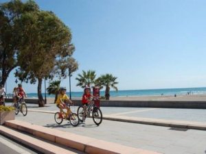 26 kilómetros de carril bici. La apuesta de Benicàssim por la sostenibilidad, la vida saludable y disfrutar de fantásticas vistas