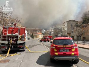 Las condiciones metereológicas descontrolan esta tarde el incendio de Villanueva de Viver (Castellón)