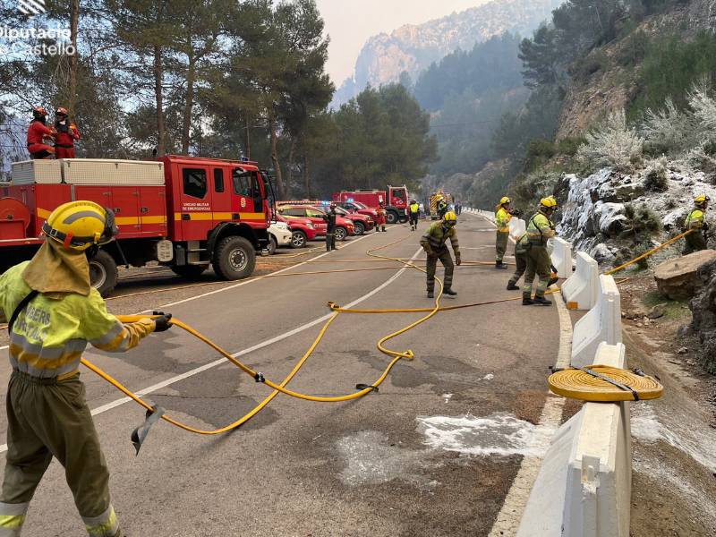 Intenso trabajo y evolución positiva en el incendio de Villanueva de Viver (Castellón)