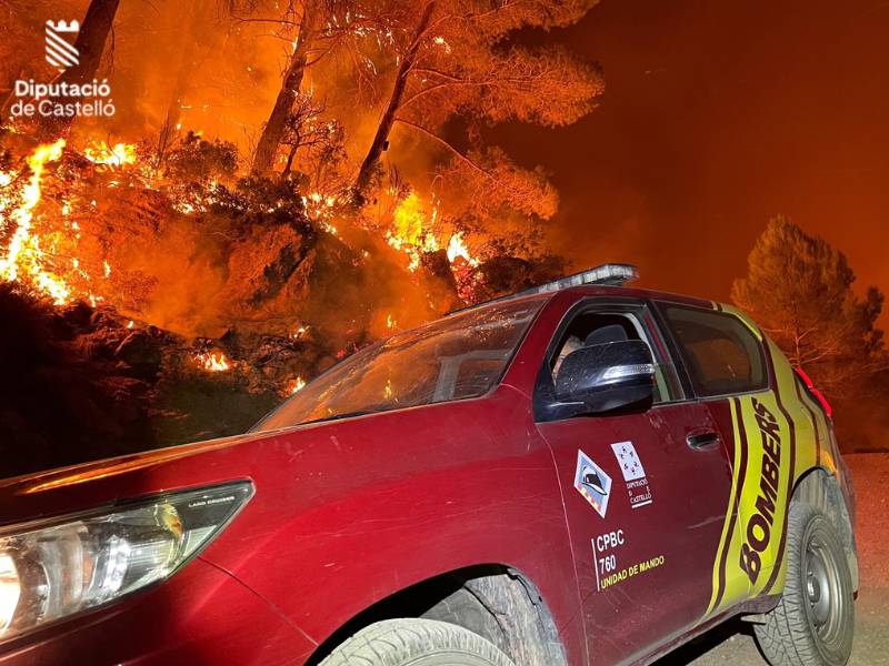 La masa forestal presenta «mucho combustible» en el avance del incendio de Villanueva de Viver (Castellón) – Vídeo