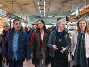 Amparo Marco y la ministra Reyes Maroto visitan el Mercado Central de Castellón