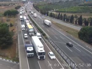 Accidente de camión en la A-7 causa retenciones de 10 kilómetros en Valencia