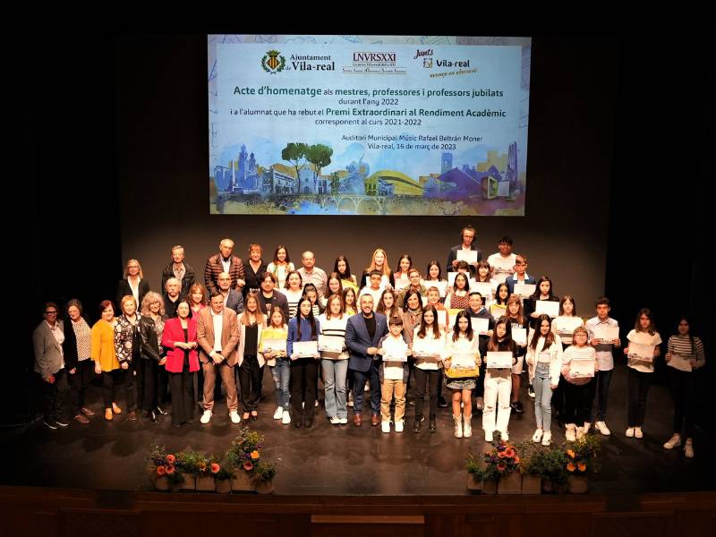 Vila-real premia al alumnado destacado y docentes jubilados del curso 2021-22