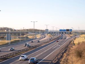 Herido al volcar con un camión en la AP-7 en Tavernes de la Valldigna (Valencia)