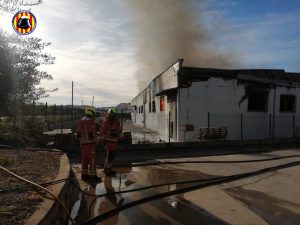 Incendio en una nave de maderas en Quatretonda (Valencia)