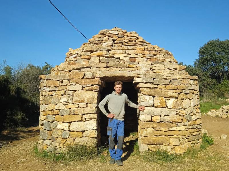 Jordi Monferrer Pitarch, el joven que mantiene viva la construcción con piedra seca en Tírig (Castellón)