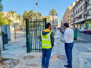 Iniciado el vallado, a petición vecinal, de la plaza Botànic Calduch en Almassora – Castellón