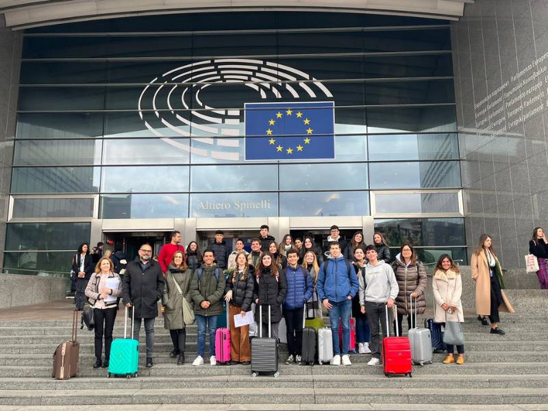 El alumnado de las dos escuelas embajadoras de las comarcas de Castelló visitan el Parlamento Europeo