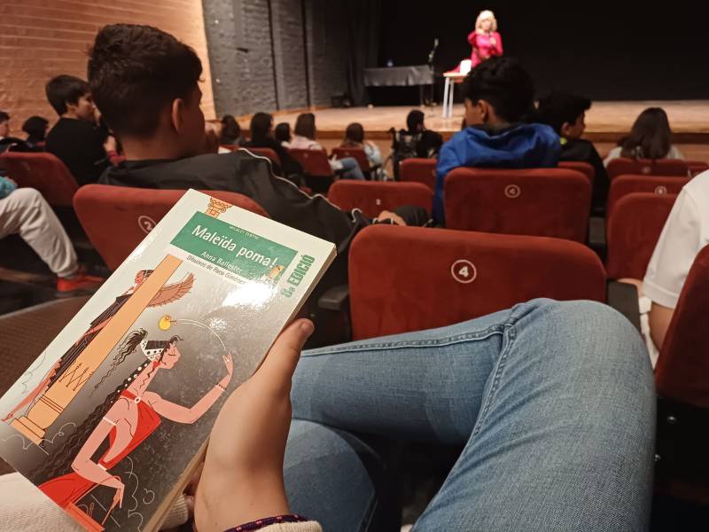 ‘Autors a les aules’ reuneix més de 250 alumnes al voltant de la literatura a Benicarló (Castellón)