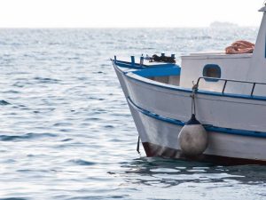 Unos pescadores arrastran con sus redes dos cuerpos sin vida en las costa de Dénia