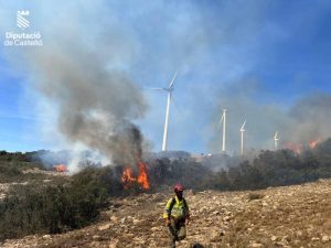 El motor de un aerogenerador provoca un incendio forestal en Barracas (Castellón)