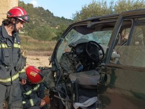 Accidente de tráfico entre Càlig y Cervera del Maestre (Castellón) con conductor atrapado