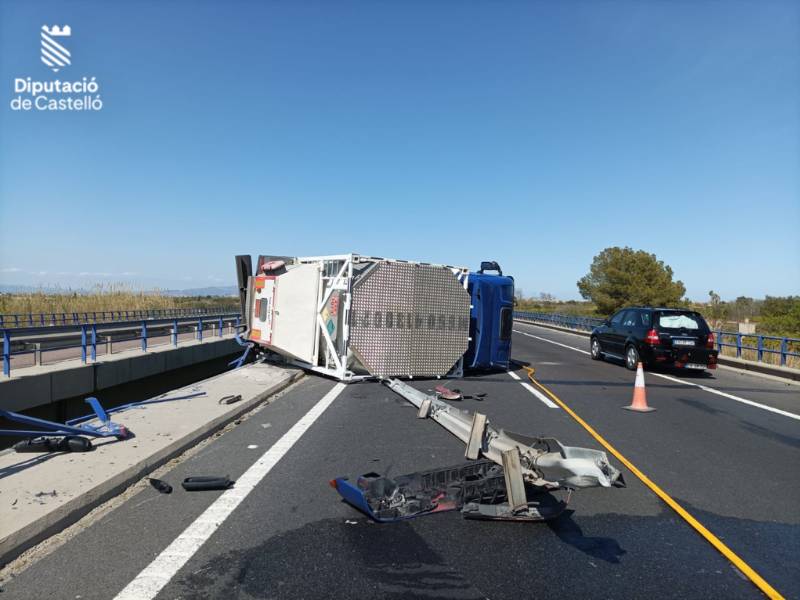 Vuelca un camión en la AP-7 Nules-Castellón