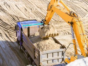 Excavadoras y camiones en la playa del Gurugú, la peor pesadilla del Chorlitejo Patinegro