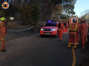 Continúan las labores de extinción del incendio de Alzira (Valencia)