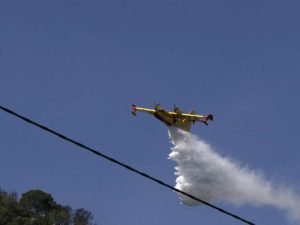 Evolución favorable y 100 desalojados en el incendio de Alzira (Valencia)