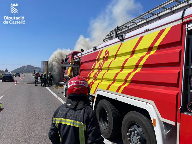 Camión sufre incendio en la AP-7 dirección Valencia a su paso por La LLosa (Castellón)