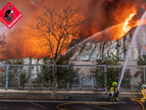 Incendio de una nave en el parque industrial de Torrellano en Elche(Alicante) – VÍDEO