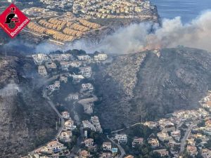 Regresan a sus casas los desalojados del incendio forestal en Teulada (Alicante)