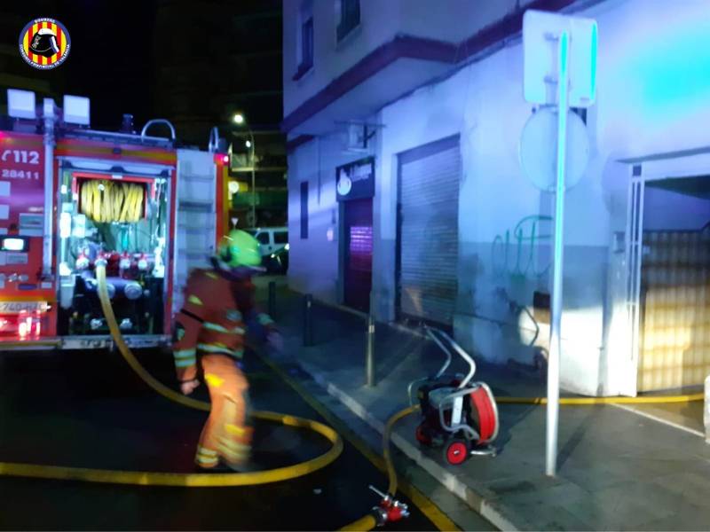 Incendio con cuatro intoxicados por el humo en Gandia (Valencia)