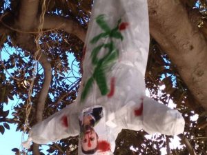 Condenado en Castellón por colgar de un árbol un muñeco de Abascal (Vox) con disparos simulados