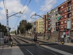 Fallece una joven arrollada por el tren en el paso a nivel de Alfafar (Valencia)