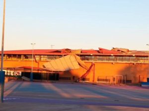 Los vientos fuertes arrancan las planchas de la cubierta de la piscina de Almassora – Castellón
