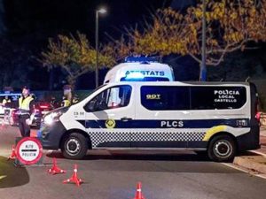 Choca contra un semaforo y se niega a someterse a la prueba de alcoholemia en Castellón de la Plana