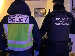 Empotra su furgoneta de reparto contra un coche patrulla tras ser denunciado en Valencia