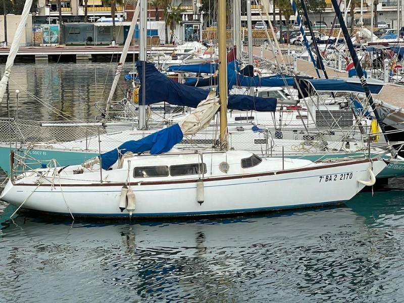 A subasta por 1 euro un velero amarrado en el Club Náutico de Vila Joiosa (Alicante)