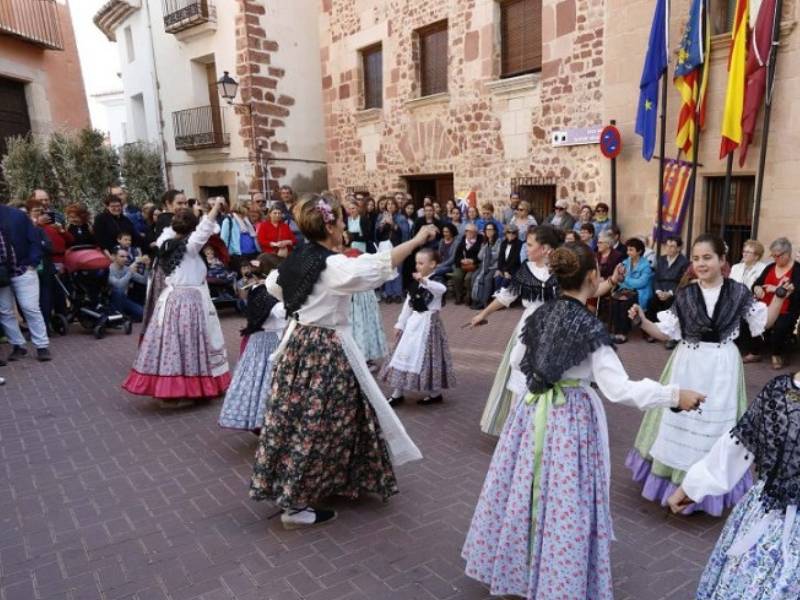 Tren turístico, toros o una boda de época en la Feria de oficios tradicionales ‘1900’ de Vilafamés (Castellón) 2023