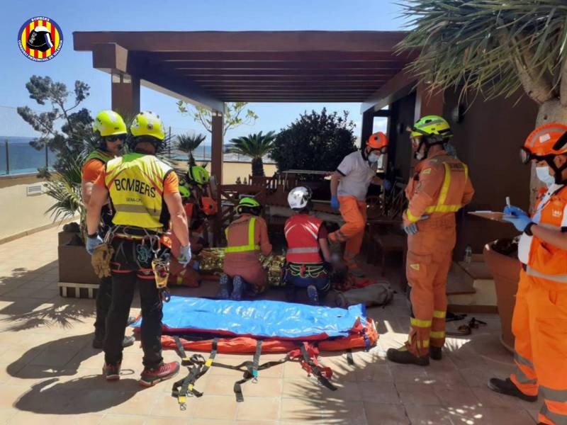 Herido un trabajador tras caer desde la terraza de un edificio en Gandia (Valencia)