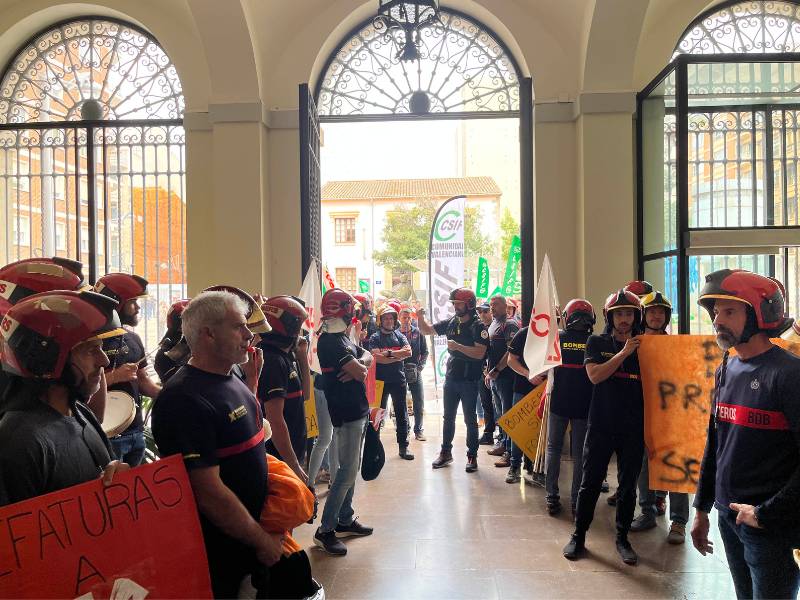 Diputación de Castellón denunciará el lanzamiento de bengalas en el interior del Palau Provincial en la manifestación de los bomberos con CSIF, USO y UGT