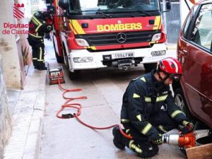 Un menor hospitalizado tras quedar atrapado con su patinete debajo de un turismo en Càlig (Castellón)